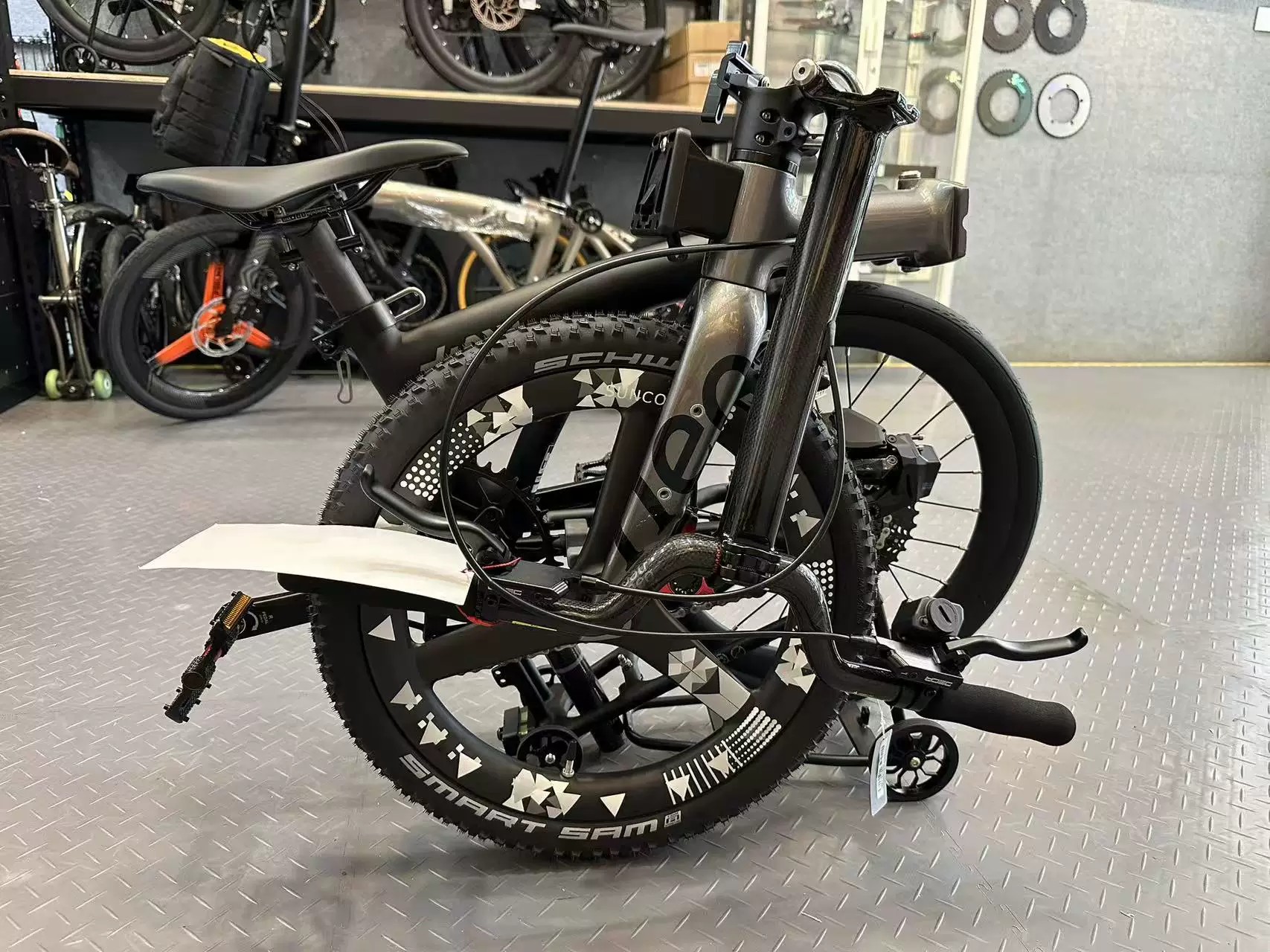 SUNCORD 18” / 355 Wide Carbon Fiber Tri-Spoke Wheelset - Image 8